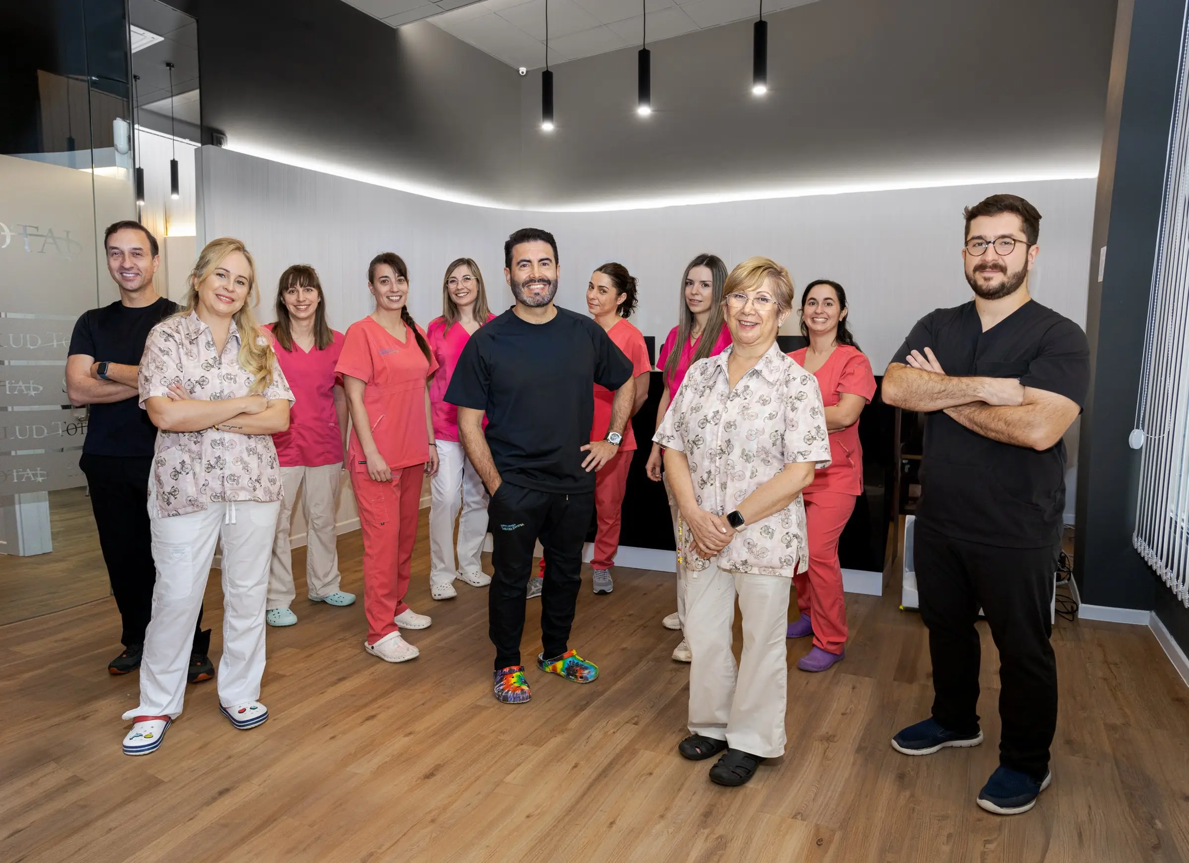 Equipo de doctores, higienistas y auxiliares de Salud Total